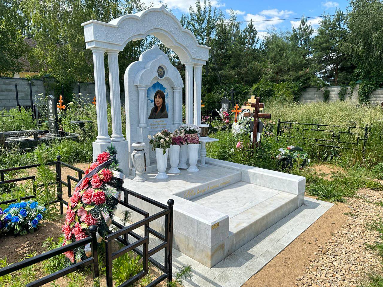 Пример памятника из мрамора